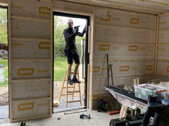 Håndværker renoverer lejlighed